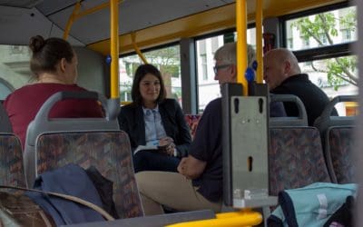 Bundestagsmitglied Evan Korkmaz diskutiert mit Güterslohern auf Berliner Platz